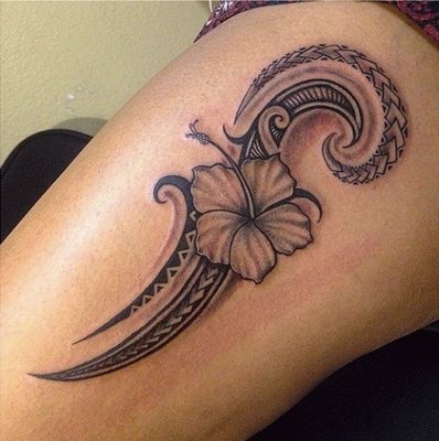  Tatouage maori, polynésien avec une fleur d'hibiscus sur le haut de la cuisse